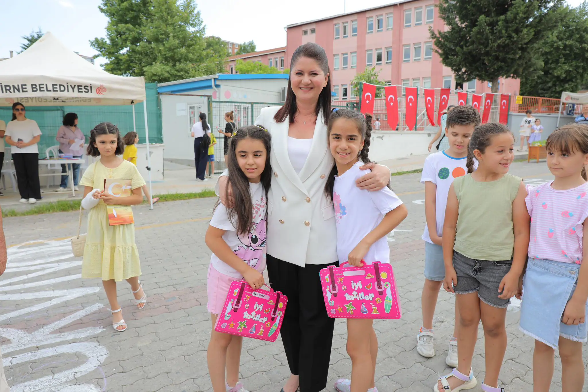 BAŞKAN GENCAN, KARNE GÜNÜNDE ÇOCUKLARLA GÜVENLİ SOKAKTA BULUŞTU galeri görseli